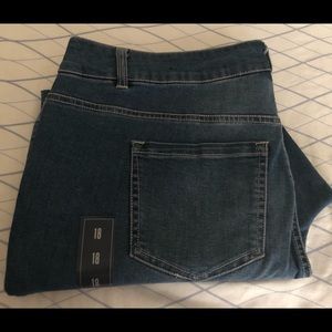 NWOT Avenue Skinny Medium Wash Denim Jeans 18